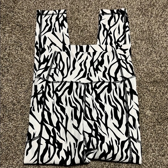 ZYIA Pants - ZYIA Active Safari Pocket Brilliant Hi-Rise Leggings Womens